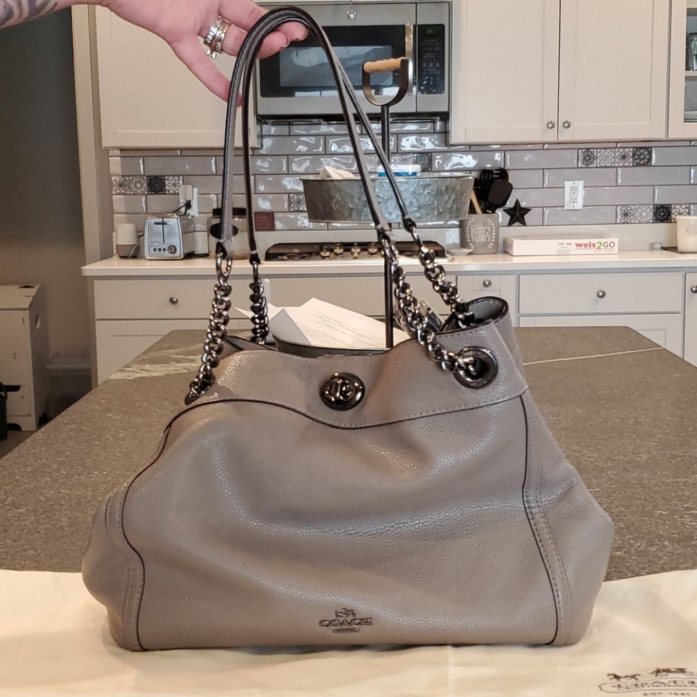 Women's coach purse 👛 In excellent condition. Would make a great winter bag.